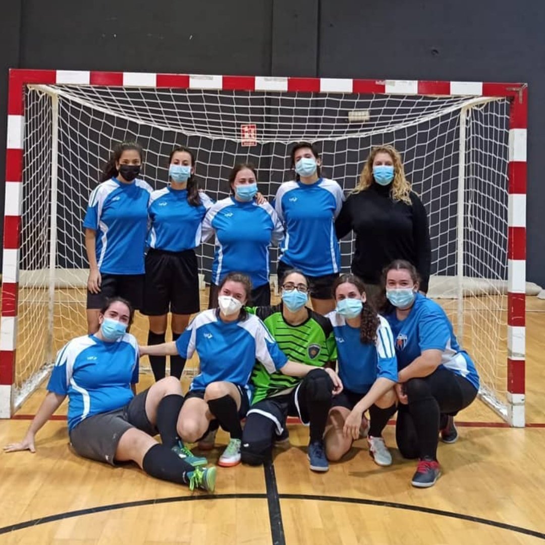 Seguimos buscando chicas que quieran jugar #futbolsala #futsal en #Madrid. Si tienes entre 18 y 30 años y buscas hacer deporte, buen rollo y conocer gente, ni lo dudes. Escríbenos por Instagram (@ilustracioncffem) o MD por aquí! #forzailustra #futfem #peñagrande #arroyodelfresno