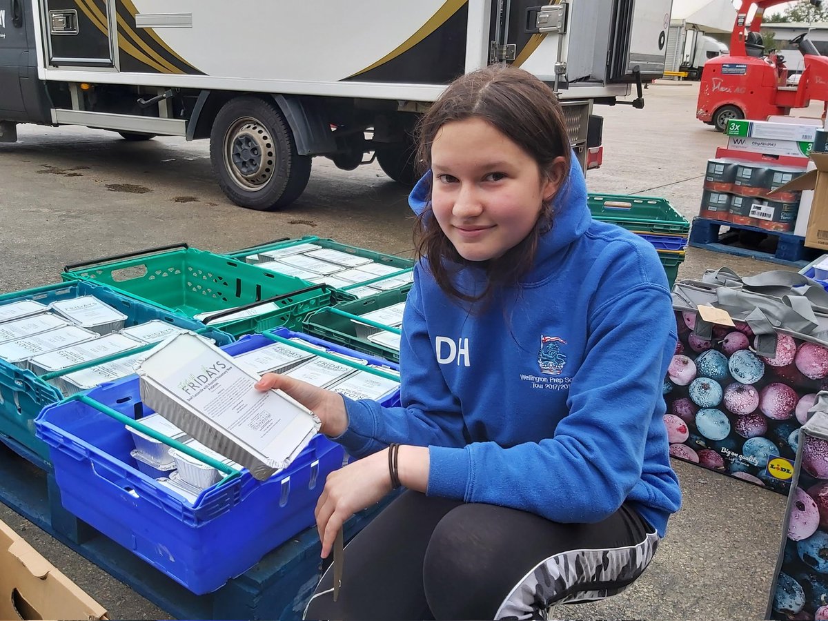 community_eye5's tweet photo. Just had a busy half term helping to put together bags of Feet Up Friday meals for unpaid carers in Oxfordshire to give them respite from cooking on a Friday night. https://t.co/atRL0PvCGQ
