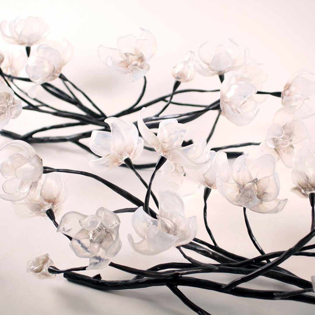 HollyHuntDesign's tweet photo. An award-winning sculptor and designer, Elizabeth Lyons is known for her one-of-a-kind glass creations crafted with harmonious lines and balanced forms. Each design is a testament to her sculptural approach to glassmaking. 

#HOLLYHUNT #accessories #luxury #design #interiordesign https://t.co/asVIbqU1Y9