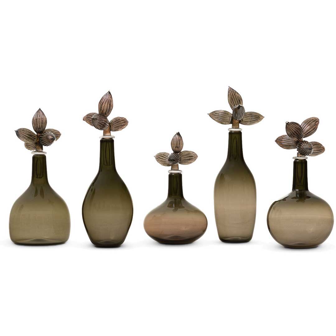 HollyHuntDesign's tweet photo. An award-winning sculptor and designer, Elizabeth Lyons is known for her one-of-a-kind glass creations crafted with harmonious lines and balanced forms. Each design is a testament to her sculptural approach to glassmaking. 

#HOLLYHUNT #accessories #luxury #design #interiordesign https://t.co/asVIbqU1Y9