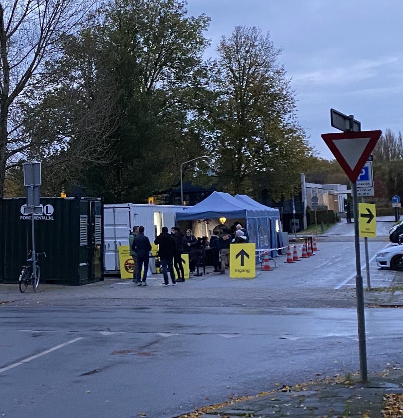 rikvdlinden's tweet photo. Veel belangstelling vandaag voor de #prikbus in #Krispijn. Tot en met zaterdag 6 november kun je voor informatie over Corona en/ of een vaccinatie terecht op de parkeerplaats aan de Waldeck Pyrmontweg (vlakbij de Nassauweg). https://t.co/XXcOfd8G49