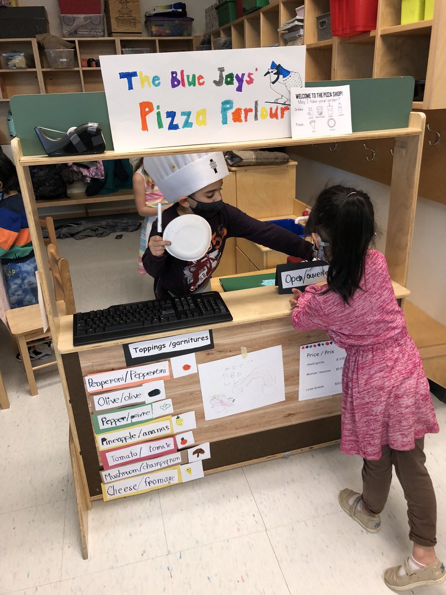 mrs_bennettkhps's tweet image. Our pizza parlour is open for business! C’est ouvert! 🍕#creativeplay #expressivelanguage  @KanataHighlands @MsKnigh35902415