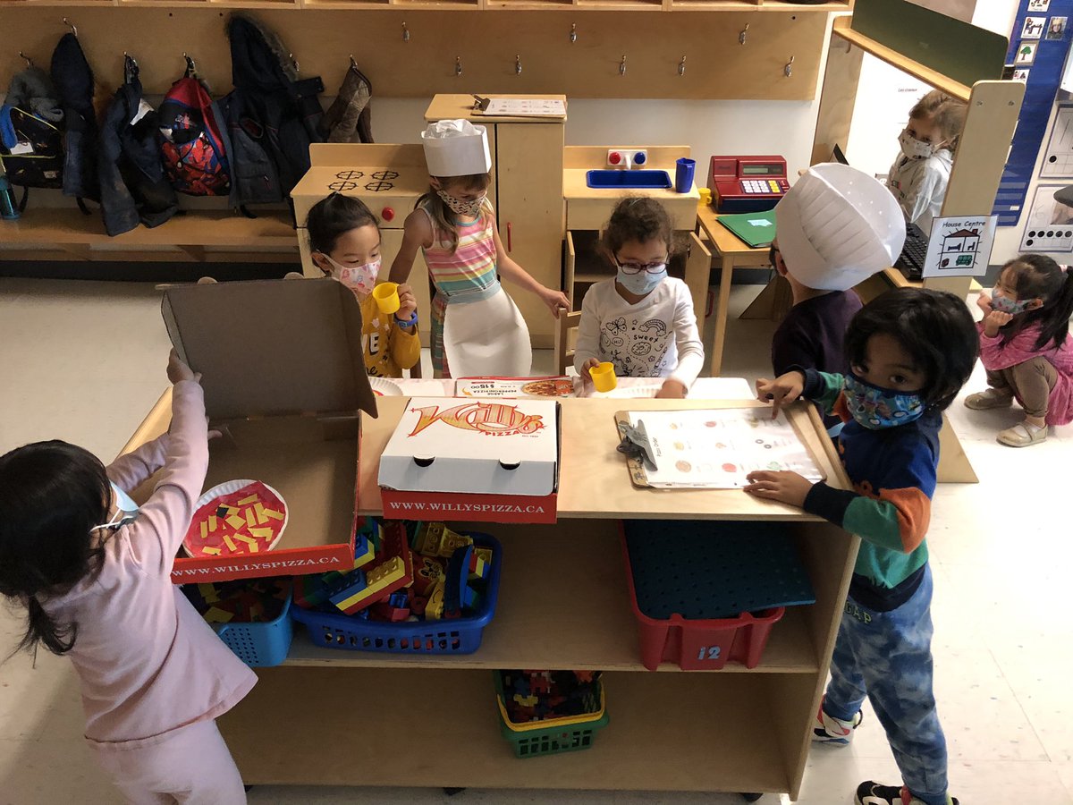 mrs_bennettkhps's tweet image. Our pizza parlour is open for business! C’est ouvert! 🍕#creativeplay #expressivelanguage  @KanataHighlands @MsKnigh35902415