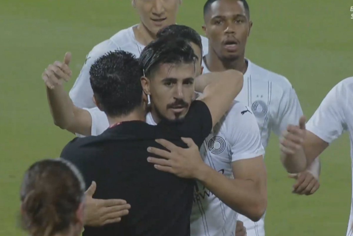 elchiringuitotv's tweet photo. 💥¡OJO! Los FUTBOLISTAS del AL SADD fueron a ABRAZAR a XAVI tras el primer gol del equipo catarí. 

¡Estamos en DIRECTO en TWITCH!➡️ https://t.co/D7dqcx1x2q https://t.co/65ujdhEKAh