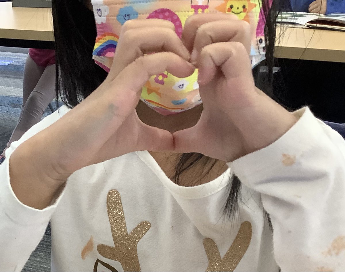 melinda_barry's tweet photo. Two students, one speaks English the other Chinese, find a common language…#kindness. #LearnFromKids https://t.co/rvNMcLPo29