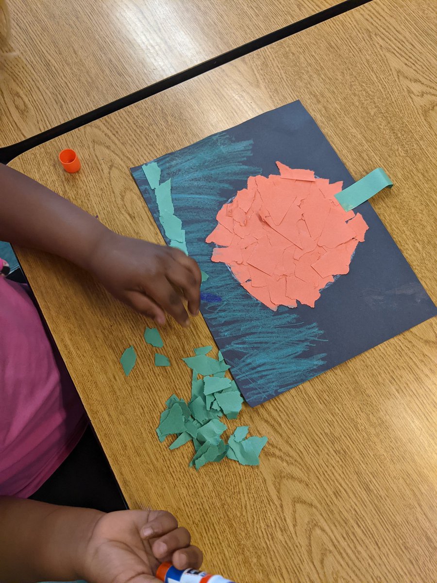 matulaartroom's tweet photo. Kindergarten created some awesome torn-paper pumpkins last week 🎃 https://t.co/Q5fT5ZS5xS