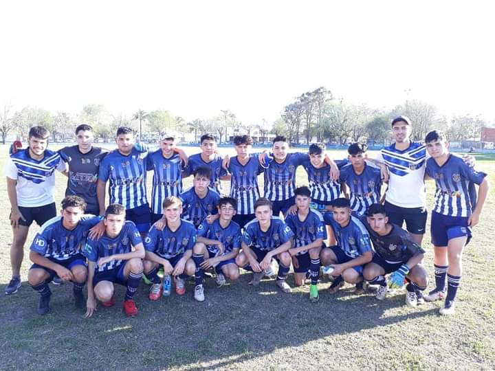 CASanJeronimo's tweet photo. #FutbolJuvenil⚽️
🏆Torneo Apertura 2021 LCF - 1/4 Final

🗓 Sábado 6 Noviembre
🏟 Sede Sport CC
🕜 13:30 hs Inicio de la jornada

Orden ⬇️
Sexta División 🆚️ @AACoficial
Séptima División 🆚️ @clubalmafuerte
Quinta División 🆚️ @SportivoAClubLP

#SumamosTodos #VamosBosque🔵⚪ https://t.co/Q7Fbs19W2M