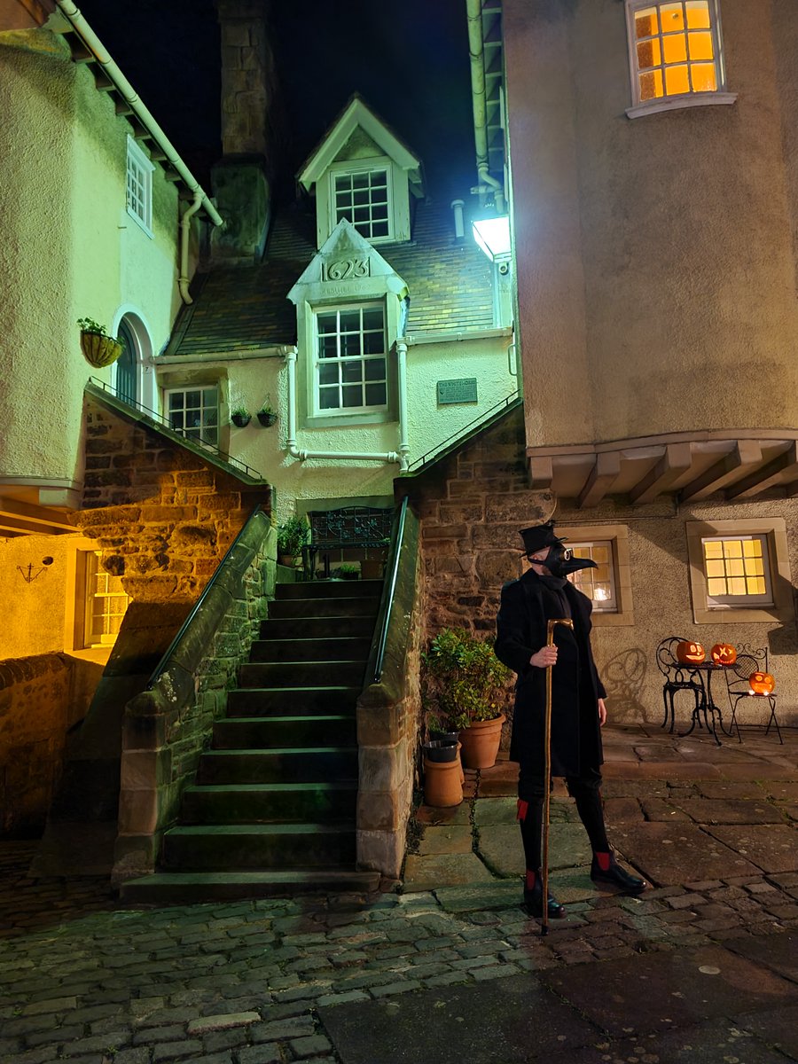 _A_B_S_'s tweet photo. #Halloween #Edinburgh #Scotland #Samhain #Samhuinn #PlagueDoctor #Plague #DrBeak #WearAMask #StaySafe #Beak #Mask #TopHat #Scottish #VeilKeepers #VeilWalkers #WalkersBetweenWorlds #TheOtherLands #BeltaneFireSociety #Spooky #Stairs #Staircase #PlusFours #Staff #Pumpkin https://t.co/glwEt3CZzd