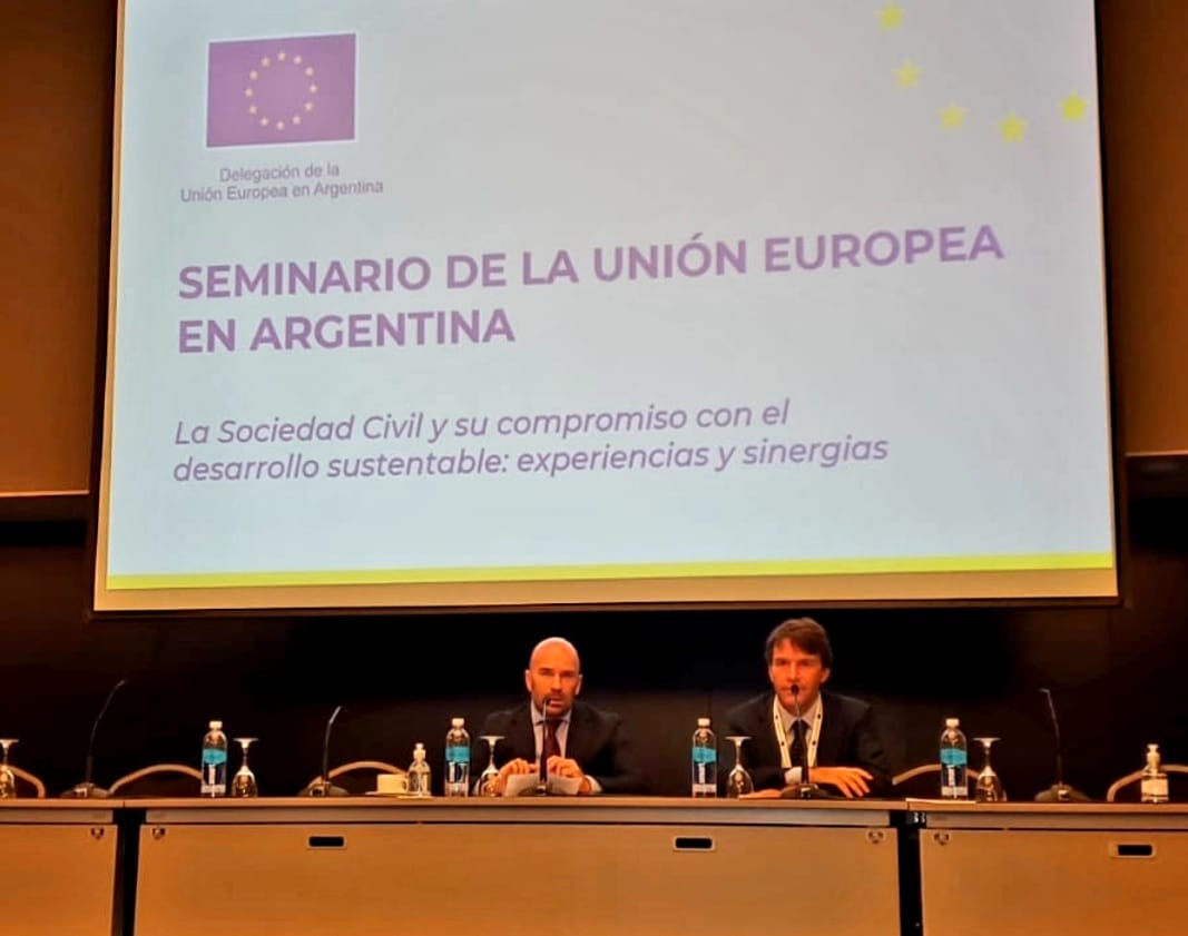 AmadorSanchezUE's tweet photo. He inaugurado el Seminario con los representantes de los #proyectos que financia la #UEenArgentina.  

Empoderar a la sociedad civil está en el ADN de nuestra  cooperación internacional. Una sociedad civil fuerte es sinónimo de más democracia.

#sociedadcivil
#EU https://t.co/l6Trg19DgL