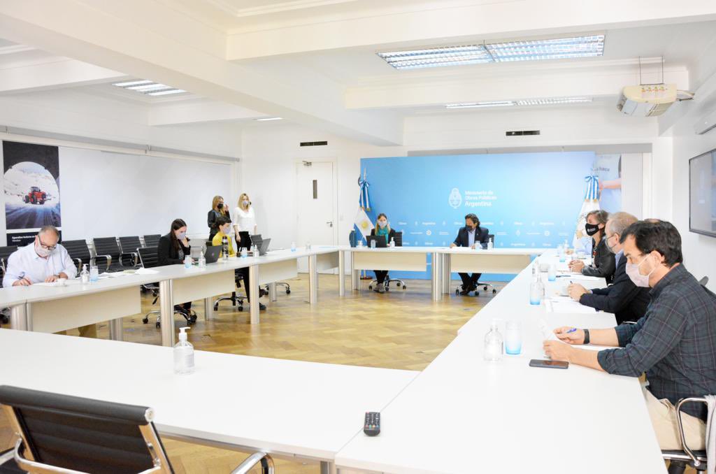 GustavoSaenzOK's tweet photo. Nos reunimos con los equipos técnicos del Ministerio de Obras Públicas de la Nación, con quienes hicimos una revisión integral de los proyectos que trabajamos en conjunto para nuestra querida provincia de Salta 🙌🏻 https://t.co/BxnkQrq4TT