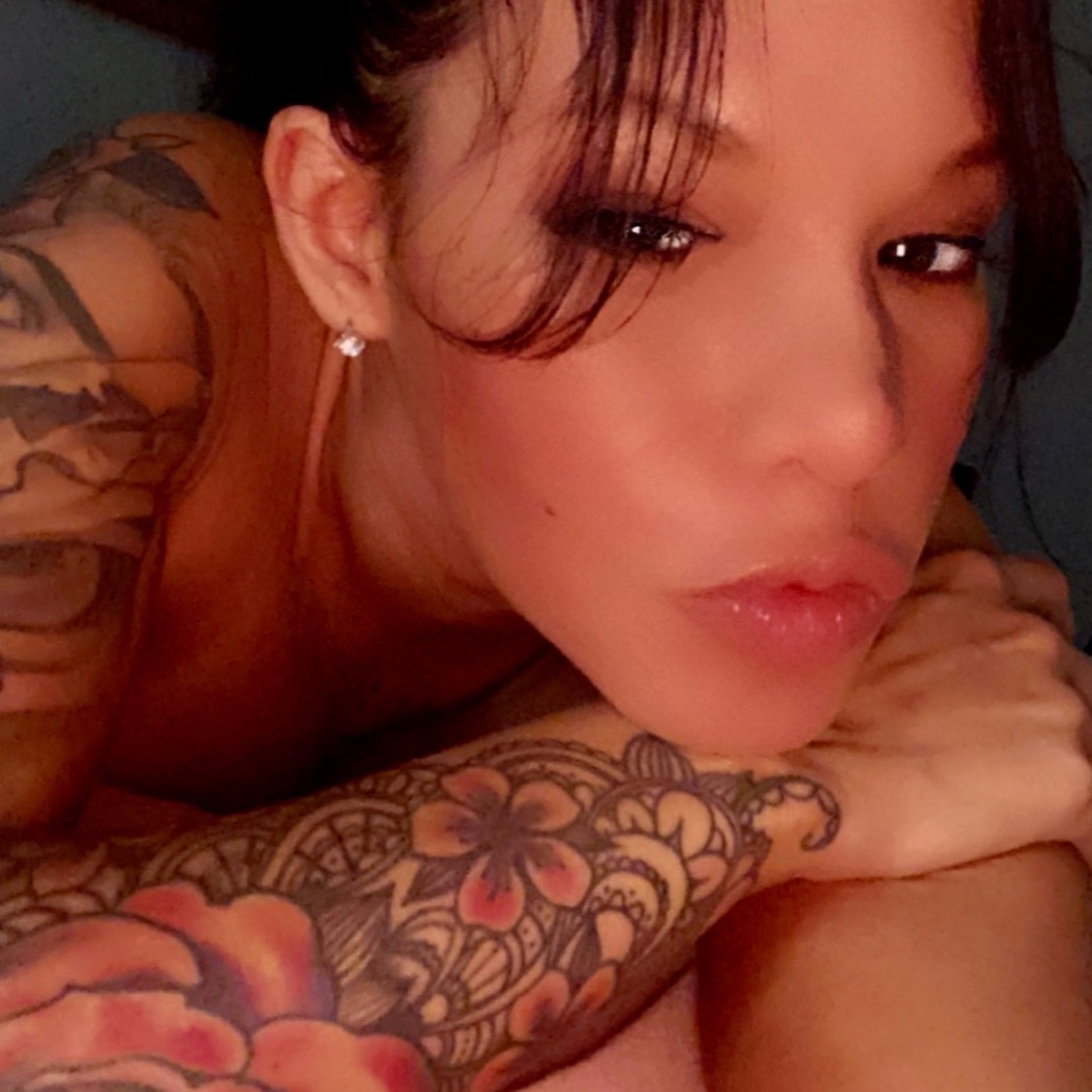 SinFuLLusssT's tweet photo. Even late at night I can still look hot 😍#goddess #INKED #inkedwomen #inkedup #tatted #sexy #selfie #PetitePrincesses #petitebody #FitnessGirl #fitness #fitgirl #fit #worship #spoiled #like #retweet #follow https://t.co/m3nqHou22c