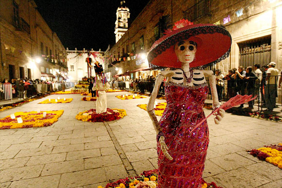 MichelleSimoneS's tweet image. "Dia de Muertos" en Querétaro, MX 

This night signifys prayer and remembrance of friends and family members who have died
.
Definitely an experience in Mexico that I will always cherish. #diademuertos2021 #DiaDeLosMuertos #DayOfTheDead #halloweencostume  #DontLetItBreakYourHeart