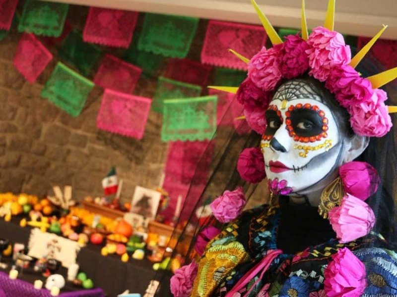 MichelleSimoneS's tweet image. "Dia de Muertos" en Querétaro, MX 

This night signifys prayer and remembrance of friends and family members who have died
.
Definitely an experience in Mexico that I will always cherish. #diademuertos2021 #DiaDeLosMuertos #DayOfTheDead #halloweencostume  #DontLetItBreakYourHeart