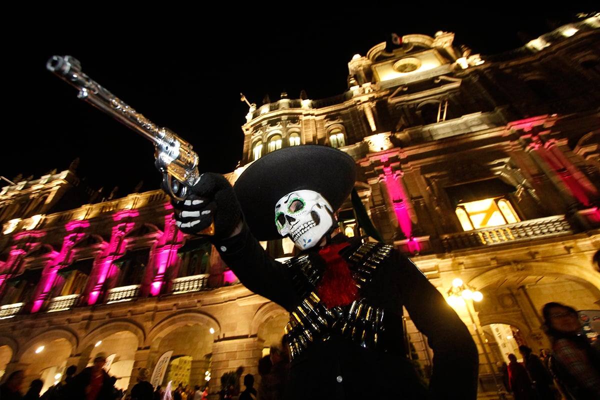 MichelleSimoneS's tweet image. "Dia de Muertos" en Querétaro, MX 

This night signifys prayer and remembrance of friends and family members who have died
.
Definitely an experience in Mexico that I will always cherish. #diademuertos2021 #DiaDeLosMuertos #DayOfTheDead #halloweencostume  #DontLetItBreakYourHeart