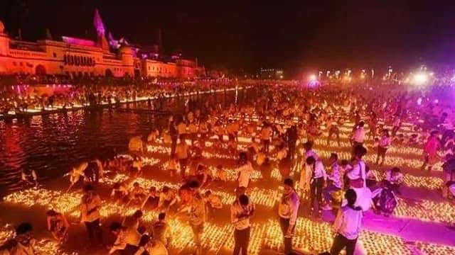 GopalSa06953984's tweet photo. दीपोत्सव के अवसर पर 12.5 लाख दीप जले । अयोध्या का वैभव विश्व में हुआ स्थापित।
प्रणाम अयोध्या ।। 
#AyodhyaDiwali 
@AmitShah @shivprakashbjp @vishnudsai @SarojPandeyBJP @PurandeswariBJP @NitinNabin 
@PawanSaiBJP https://t.co/QNnprvLLts
