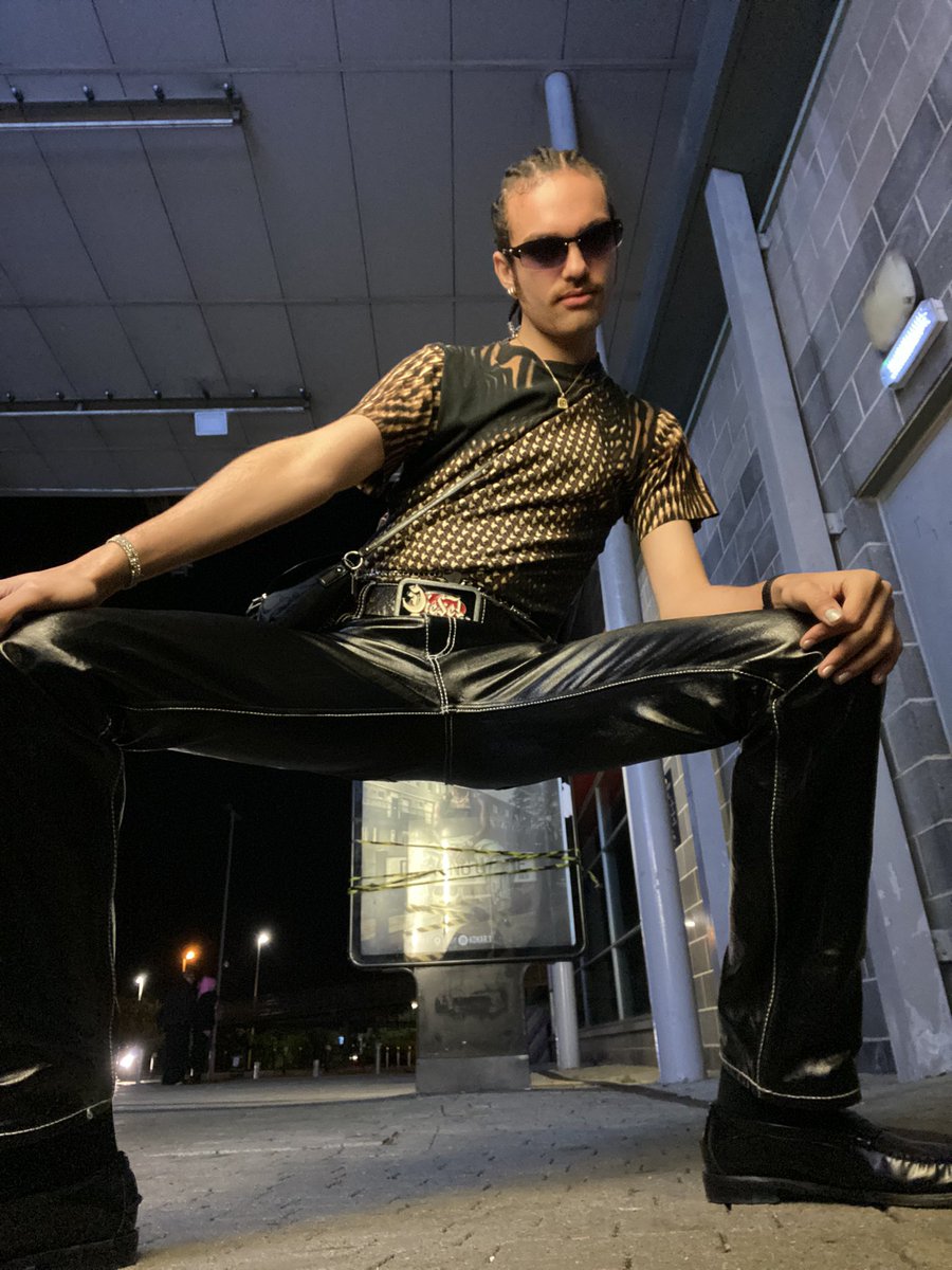 🕷 (ง'̀-'́)ง..