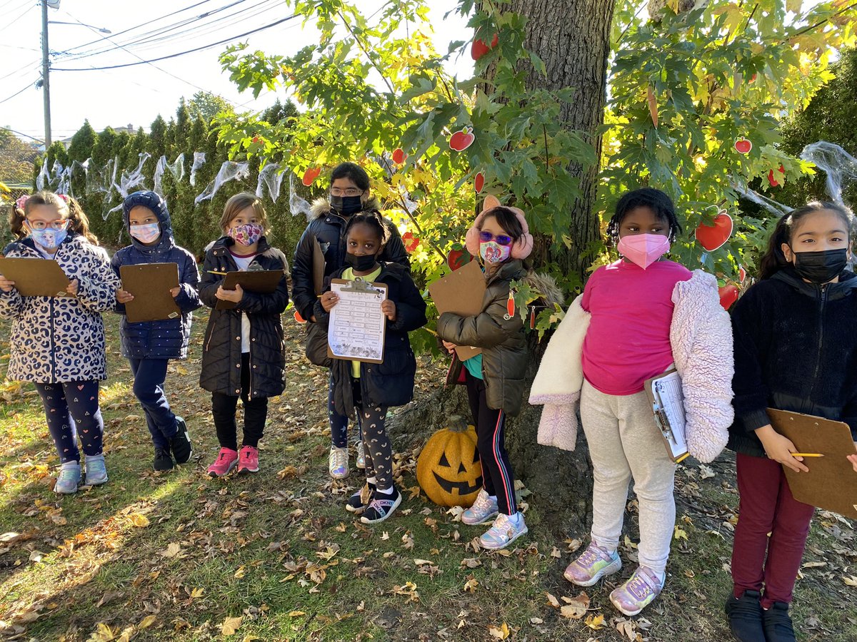 CarrieCullen5's tweet photo. So much fun at the Fall Scavenger Hunt!! @MrJohnFrias @WheelerAvenue https://t.co/GTqpKNZ5nf