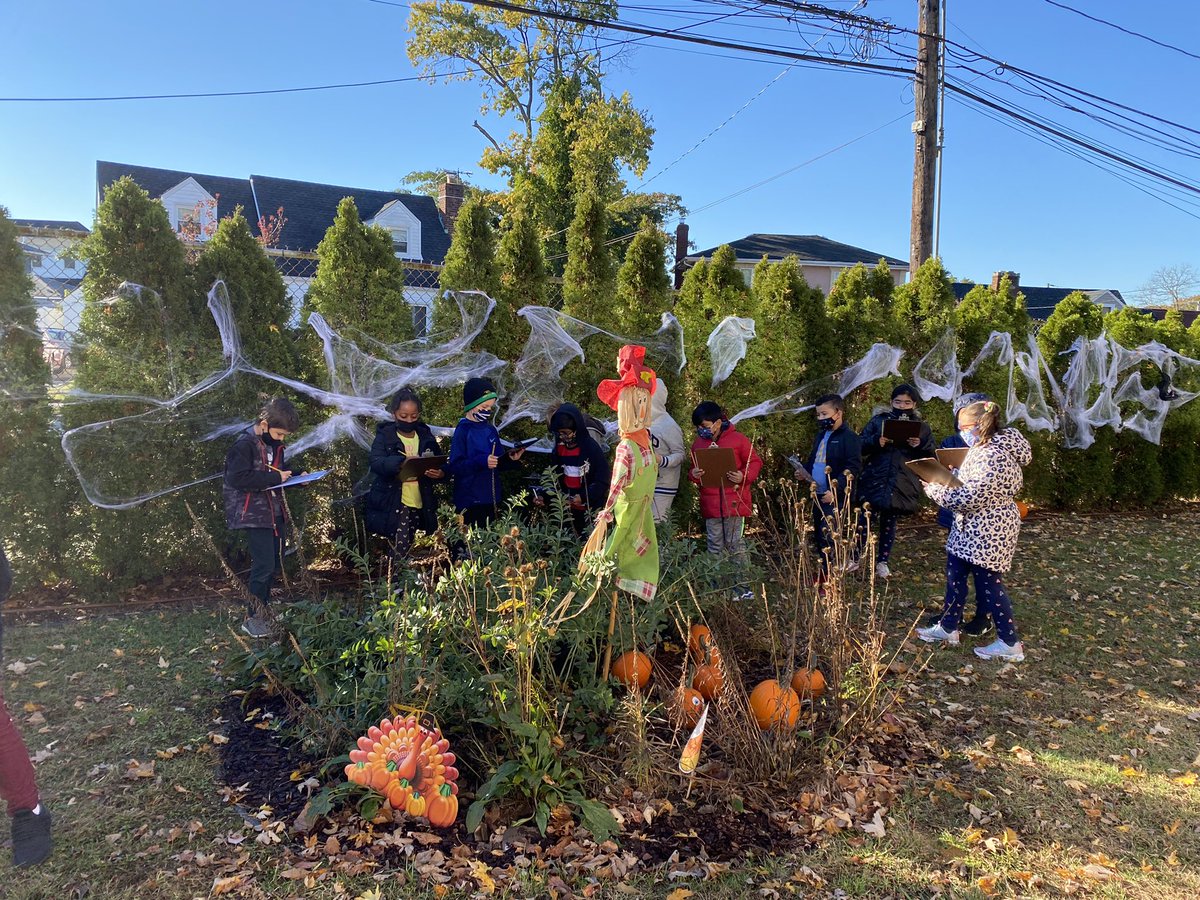 CarrieCullen5's tweet photo. Fun time at the Fall Scavenger Hunt!! @MrJohnFrias @WheelerAvenue https://t.co/YAnvfpBczG