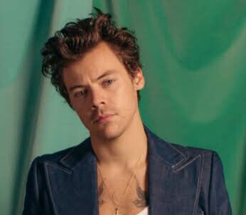 thiagochareti's tweet photo. já pensou vc nasce com a cara do thanos mas seu irmão é harry styles e sua família os eternos???

entende pq ele queria metade do universo morto? https://t.co/SV3Rr81iHw