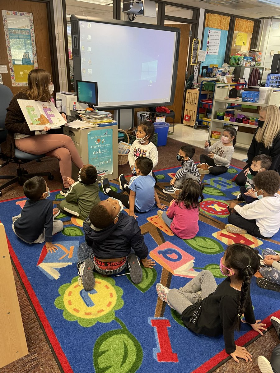 Mr_Johnson1906's tweet photo. It’s never too early to talk about jobs and careers. @ruffge4 pouring knowledge into our Pre-K students. 

👩‍✈️👮‍♀️👨‍🎨👨🏿‍🌾👩‍🍳👨‍🌾👩‍💼👩🏾‍🚀👨‍🏭👨‍🚒👩‍🔧🧑🏽‍🔬

@Falling_CreekES @PJohnsonElemEd @CatADillingham https://t.co/LXwY13U83r