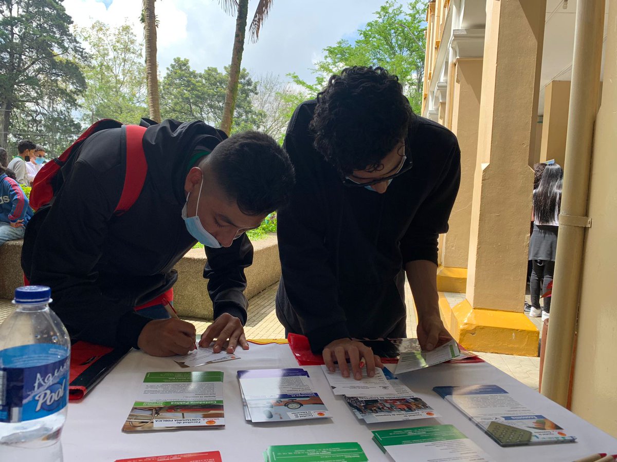 Los jóvenes bachilleres de la I.E Normal Superior de Medellín reciben hoy nuestra asesoría para elegir su futuro profesional #Unaulatumejoropcion