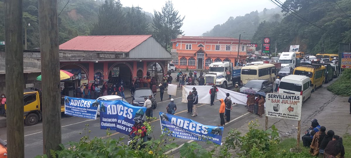 PrensaComunitar's tweet photo. #ElEstorResiste Desde las 7 de la mañana, comunidades y organizaciones tomaron la carretera de San Julián, Tactic, #AltaVerapaz como parte del #Paro convocado por las autoridades ancestrales Q'eqchi' en apoyo a la resistencia antiminera en #ElEstor, #Izabal.
📸 Benedicto Já https://t.co/As3FNZvVJN