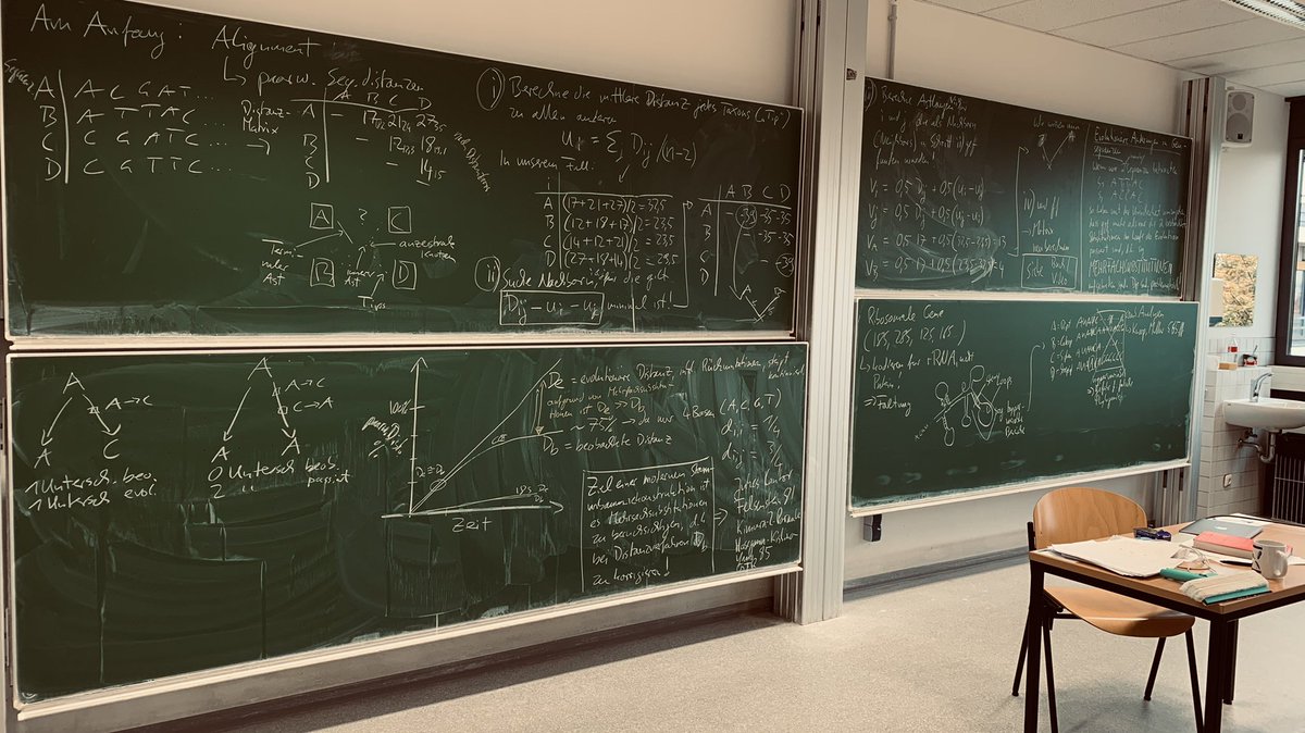 leeselab's tweet image. Teaching @unidue in full progress. Really enjoy direct interaction with so many clever students; not via Zoom. #MolecularEvolution atm. Are there other #BlackboardDinosaurs that like ’chalky university teaching’ from time to time?