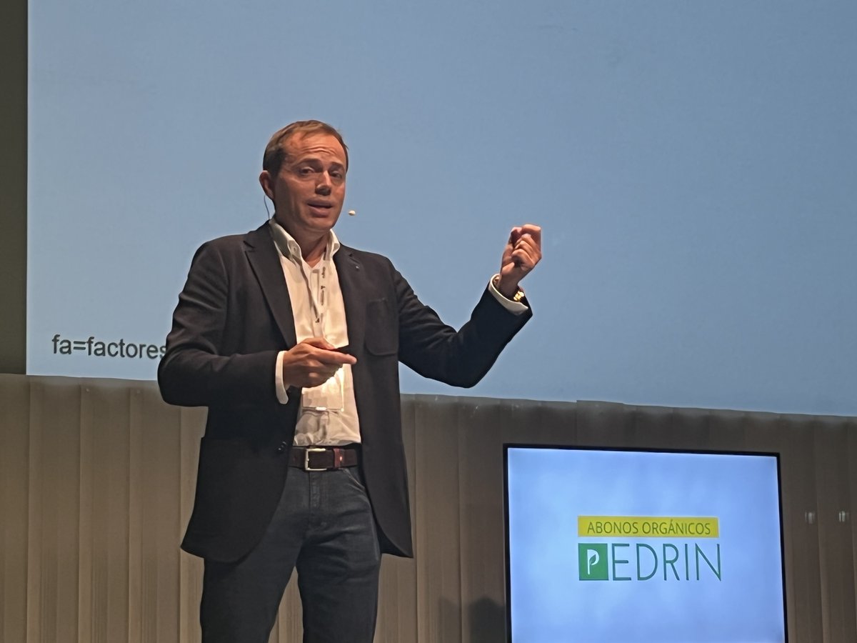 🗣️ Pedro Fernández, en #Microbioma2, aboga por utilizar de forma estratégica todas las fuentes posibles de nutrientes con análisis de datos tanto en suelo como vía foliar:
"Cuantas más herramientas tengamos, mejor". 
"Trabajemos por una agricultura sin apellidos"