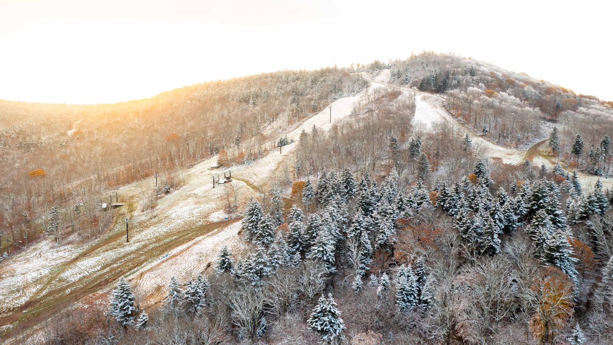 Started off this morning with another fresh dusting on the mountain. Winter is on its way! ❤️⛷ #BeHere

#canaanresort #winterontheway