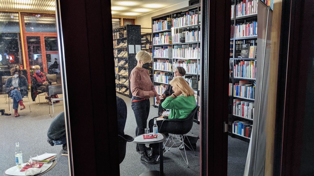 KarlDietzBerlin's tweet photo. 💓 Livestream steht — unsere Autorin Florence Hervé in der @rosaluxstiftung mit Ulrike Hempel & Uwe Michel über #LouiseMichel und die Frauen der #PariserCommune 〰️ https://t.co/975Ppk3DDz 〰️ Wir: am Bücherstand. Show your love mit einem signierten Buch: https://t.co/orcIFmrY7g 😉 https://t.co/6TLgCJ6kKP