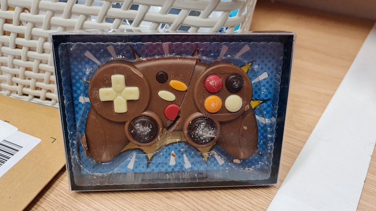 Ben_Den97's tweet photo. @amazon this is disgusting delivery! Its not even a little break, birthday gift which I can't give at looks terrible! #Amazon #Disgusting #Delivery #Packaging https://t.co/DQOl6PKXBM