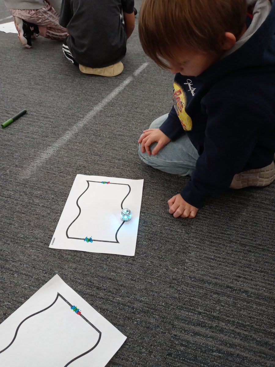 RachelYonts1's tweet photo. Fun with Ozzobots in MakerSpace today 😊 @Creekvw_Tweets #CVBetterTogether https://t.co/Oo8NMQIO7S