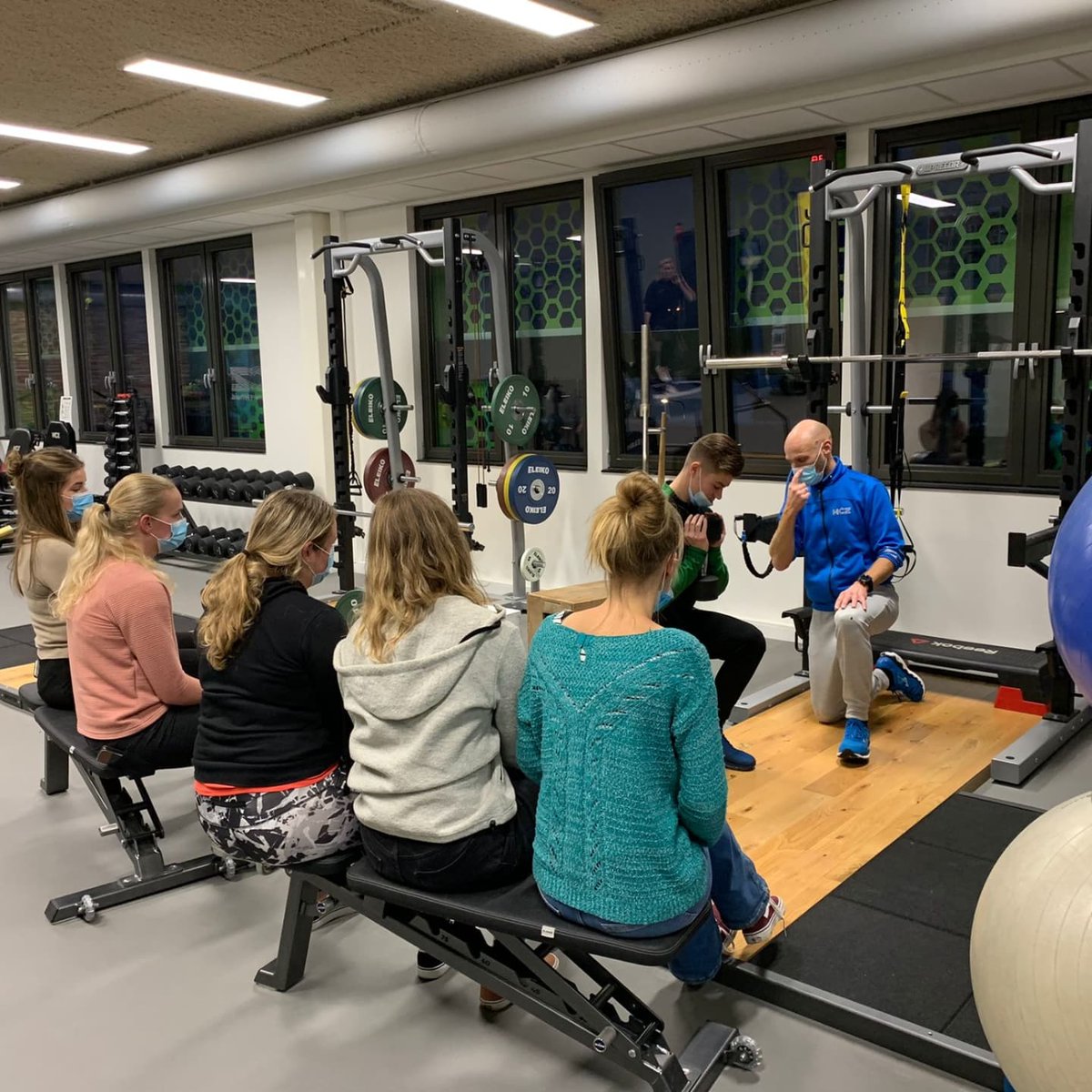 MCZ_nl's tweet photo. Gistermiddag heeft Jan-Arend Vredeveld onze fysiotherapeuten in opleiding interne scholing gegeven over keuze in oefeningen en trainingprogressie. #MCZ #Physics https://t.co/NKg4R3q0pt
