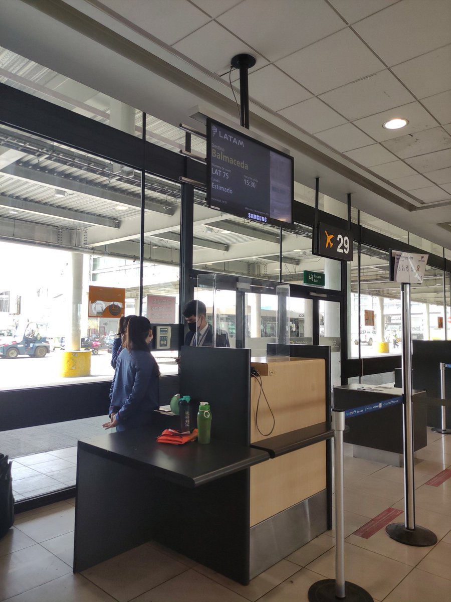 nati_fb27's tweet photo. @LATAM_CHI Hace 13 min deberíamos estar embarcando y aún nada!!! Hasta cuando juegan con nuestro tiempo!?!?! https://t.co/605Db1OZF1