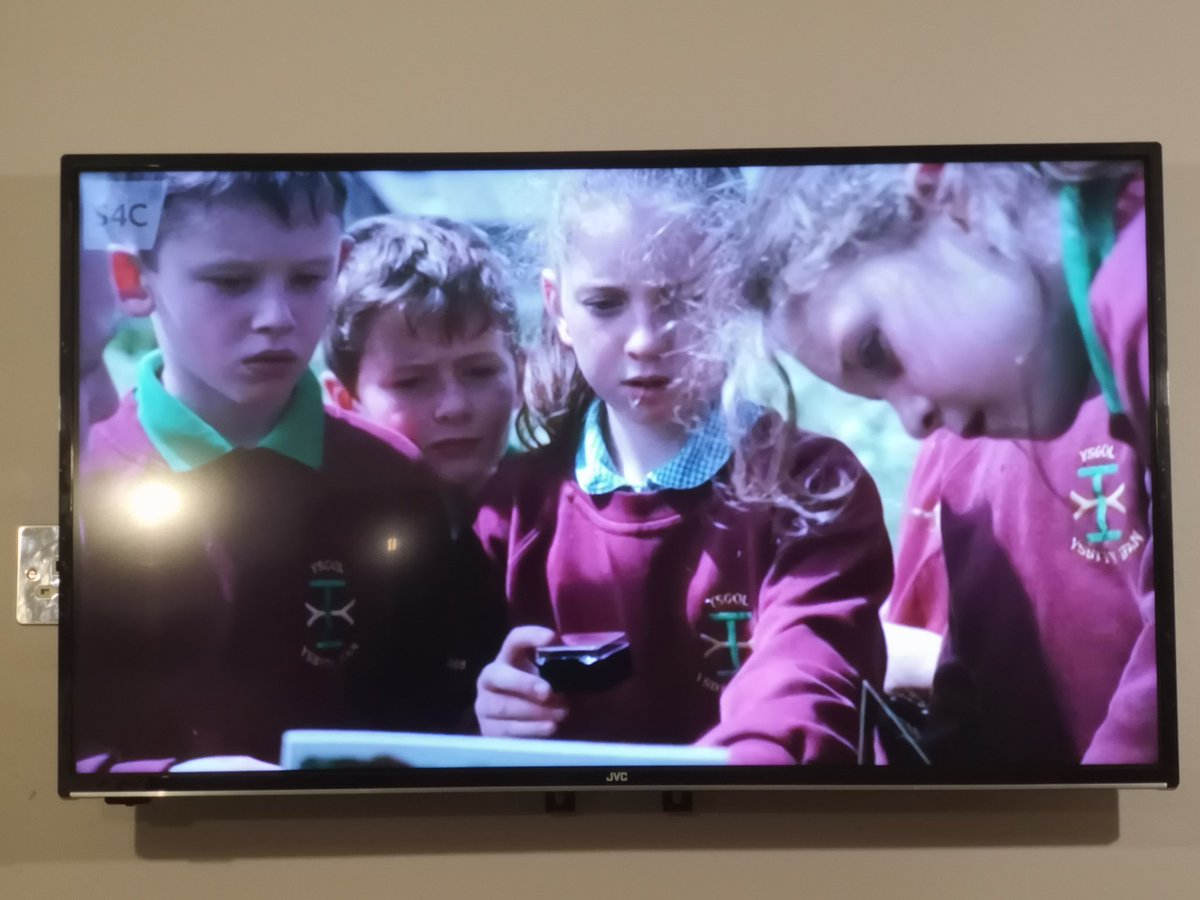 IfanYsgol's tweet photo. Wel, be fedrai ddeud? Son am raglen difyr @S4C! Da ni gyd yn falch iawn o gyfraniad y 🌟bach ar Pobl Y Parc 🎬😁👍🏻Diolch am y cyfle @CwmniDa @ELINtomos https://t.co/jpomA5b2Xl