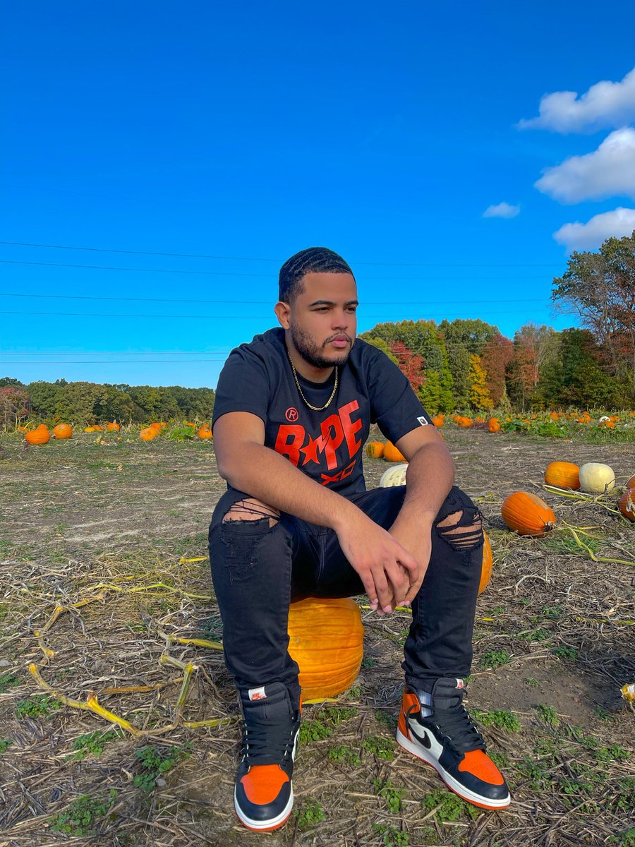 thereale___'s tweet photo. Just fly feets and some pumpkins🍂 https://t.co/FN2cs4CerG