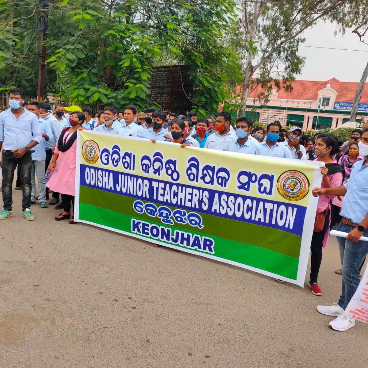 BIJAYMALLA's tweet photo. କନିଷ୍ଠ ଚୁକ୍ତିଭିତିକ ଶିକ୍ଷକ ମାନଙ୍କୁ ଅନ୍ୟ ରାଜ୍ୟ ପରି ସର୍ବନିମ୍ନ 25000 ପ୍ରଦାନ କରନ୍ତୁ ଏବଂ ଚୁକ୍ତିଭିତିକ କର୍ମଚାରୀ ମାନଙ୍କୁ ପ୍ରଦାନ କରୁଥିବା ସମସ୍ତ ସୁବିଧା କନିଷ୍ଠ ଶିକ୍ଷକ କ୍ଷେତ୍ରରେ ଲାଗୁ କରିବାକୁ ମାନ୍ୟବର ମୁଖ୍ୟମନ୍ତ୍ରୀ @CMO_Odisha ଙ୍କୁ  ଅନୁରୋଧ ।
@Naveen_Odisha 
@SecyChief
@MoSarkar5T 
@pranabpdas https://t.co/U4tOMdS35l
