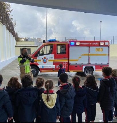 #SP2021_ACoruña || 📸 da charla formativa celebrada no colexio Esclavas, enmarcada dentro da Semana da prevención de incendios. 

👉 Do 3 ao 8 de novembro.
📍Praza de María Pita #ACoruña