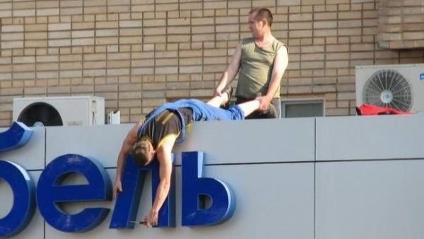 peodoctor's tweet image. #WorkCompWednesday Well that's one way to get it done.