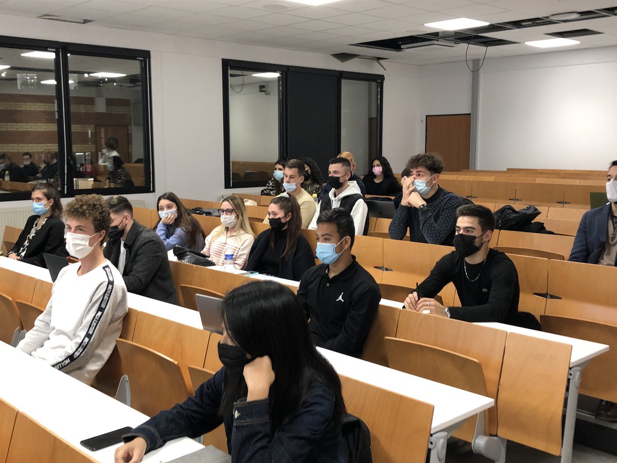 CampusHepLyon's tweet photo. Conférence spéciale entrepreneuriat ce soir en compagnie de @ClaudeSabatin @Bpifrance, @PasquierDesvig1 @RE_Rhone, Victor Schulz #Studin incubé #StartHEP. Merci @StephanGALY pour son animation. https://t.co/PJlNl3IcWf