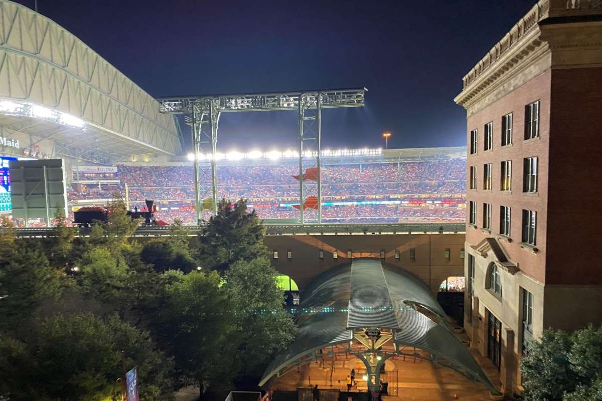 ELONVAULTrf's tweet photo. The green awning is where Jorge Soler's home run landed... Was on the street just laying there for a while. https://t.co/QNK8ZxLHFT