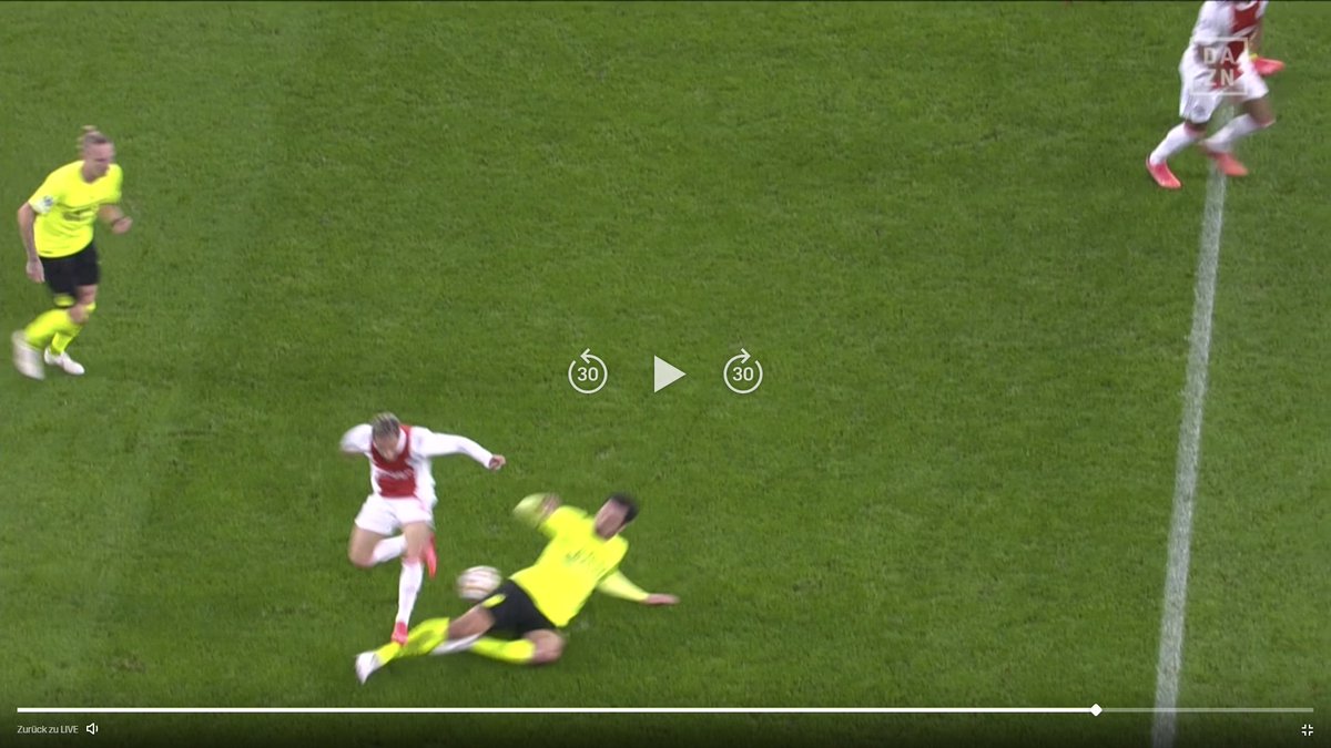 Zu #BVBAJA: Rot ist aus meiner Sicht viel zu hart. Hummels kommt zwar mit hohem Tempo und Risiko angerauscht, das rechte Bein ist in der Luft, der Ball wird nicht gespielt. Aber das Trefferbild und die Intensität sind nicht so hoch, dass sie einen Feldverweis rechtfertigen. (1/2)