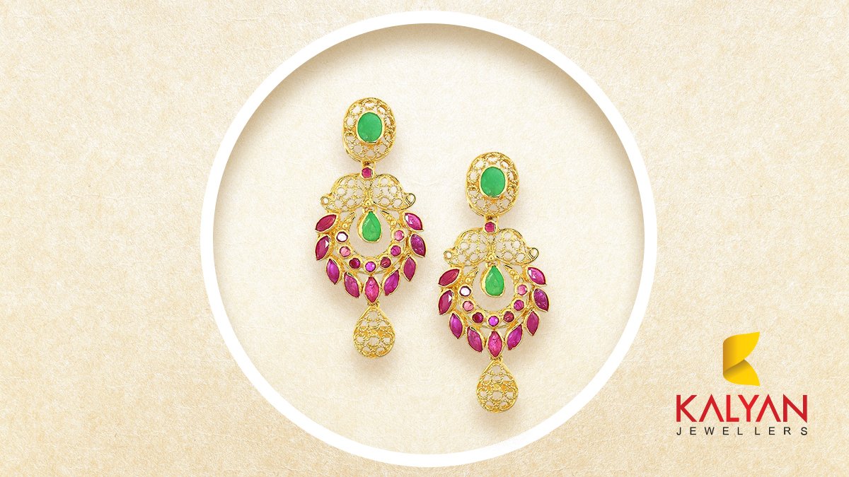 KalyanJewellers's tweet photo. Rubies & emeralds combined beautifully together with the most adored traditional “Maanga” motif to create a statement of craftsmanship excellence, the perfect touch of tradition to your Diwali celebrations.
#VedhaCollection #DiwaliwithKalyanJewellers https://t.co/hMm96nIPK7