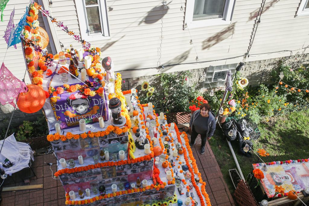 For Día de los Muertos, Pilsen resident Isabel Hernandez created a 15-foot tall ofrenda honoring the lives of hundreds lost to COVID-19. In addition to the relatives of her neighbors, the tribute also includes her brother.

Full story here: bit.ly/3ByX0QY