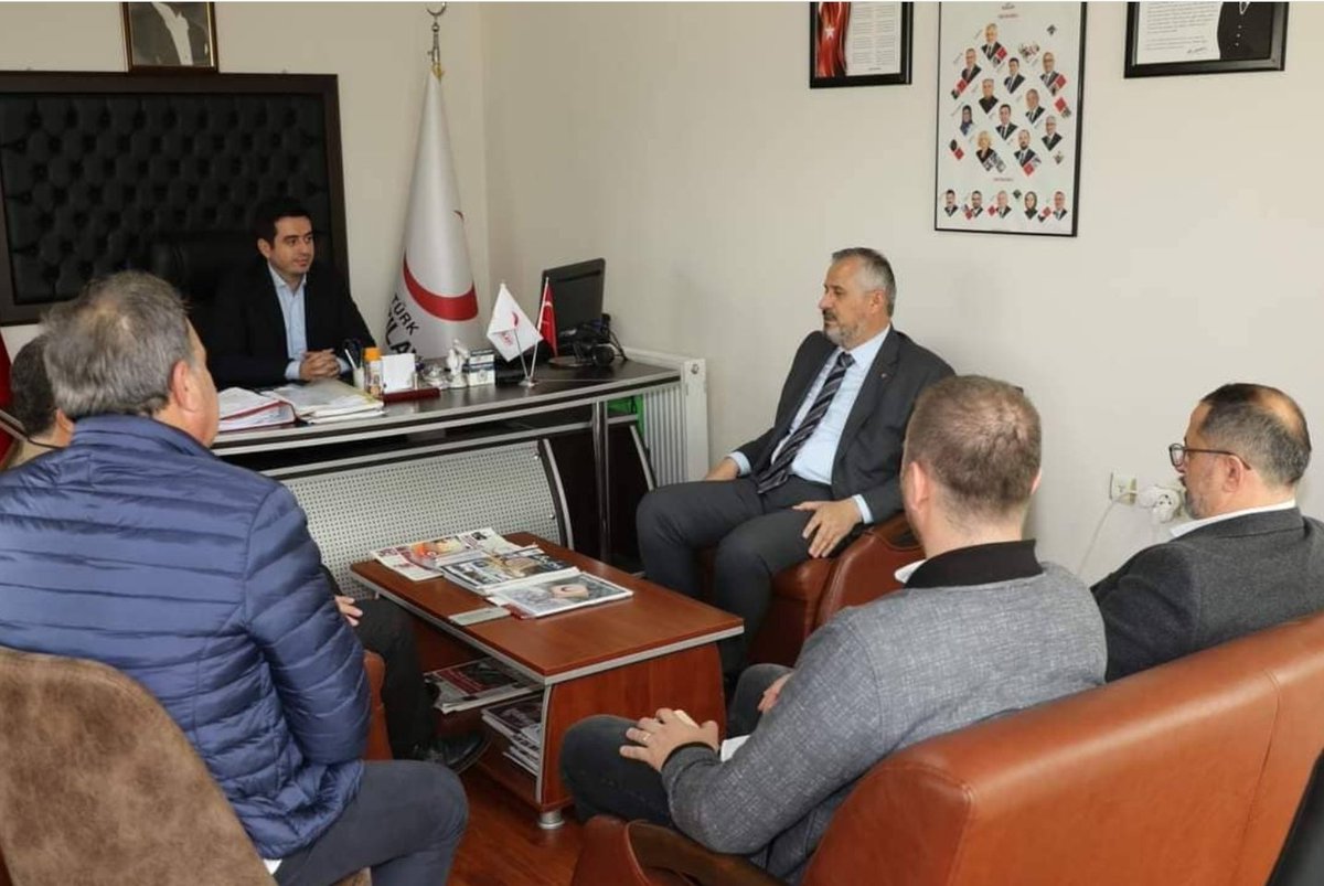 TurkBafra's tweet photo. Kızılay haftası münasebetiyle Belediye Başkanımız @hamitkilicbafra Ak Parti ilçe başkanı @av.ibrahimsemiz ve yönetimi @smmmismaildag  @mfurkanbakan şubemizi ziyarette bulunmuşlardır.Kendilerine nazik ziyaretlerinden dolayı teşekkür ediyoruz.@kizilay @drkeremkinik #kızılayhaftası https://t.co/IKyoWvqLDJ