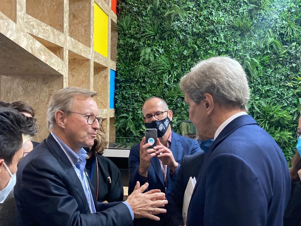 Our CEO Per Heggenes meets with US Special Presidential @ClimateEnvoy @JohnKerry at the #SDG7pavilion @COP26 sharing our ambition that climate action must become an opportunity for economies and communities to thrive #COP26 #LetsChangeEnergy @EnergyAlliance