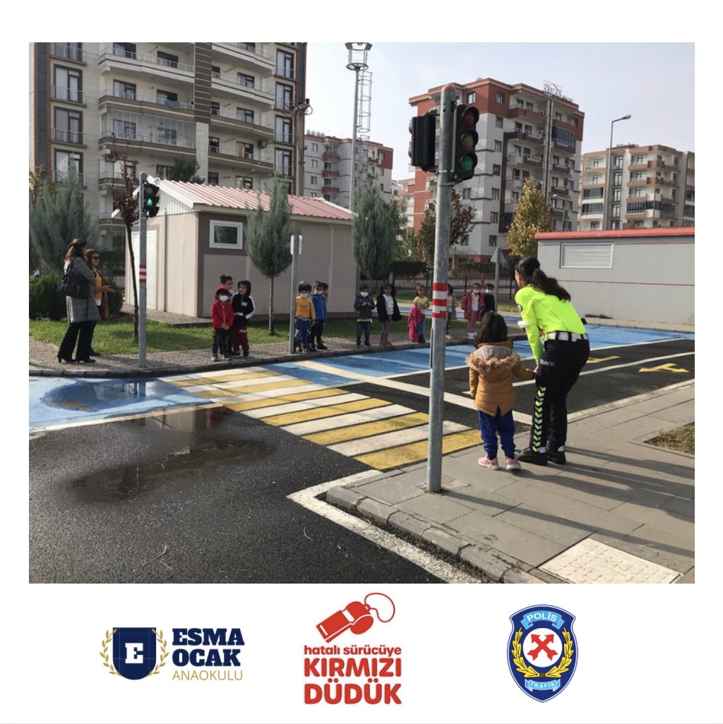 “Hatalı Sürücüye Kırmızı Düdük” 🚗🚲🛵🚦🚶🏻‍♀️👮🏻‍♂️
Miniklerimiz Emniyet Müdürlüğü Trafik Şube tarafından düzenlenen proje kapsamında trafik uygulama parkında farkındalık eğitimine katılıp trafik dedektifi oldular. 😊 <a href="/munirkaraloglu/">Münir Karaloğlu</a> <a href="/aydinak1977/">Av.Aydın AK</a> @kayapinarmeb <a href="/DiyarbakirEmn/">Diyarbakır Emniyet Müdürlüğü</a> <a href="/EmniyetGM/">Türk Polis Teşkilatı</a>
