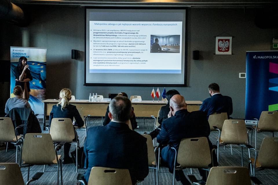 Smolka_Lukasz's tweet photo. Dziś brałem udział w konsultacjach projektu Programu Regionalnego Fundusze Europejskie dla Małopolski 2021-2027 w Oświęcimu wspólnie z Marszałek #Iwoną #Gibas.
Dziękujemy za konstruktywne spotkanie!🤝
#PracujemydlaMałopolski 🇵🇱💪 https://t.co/u7N8bDutpL