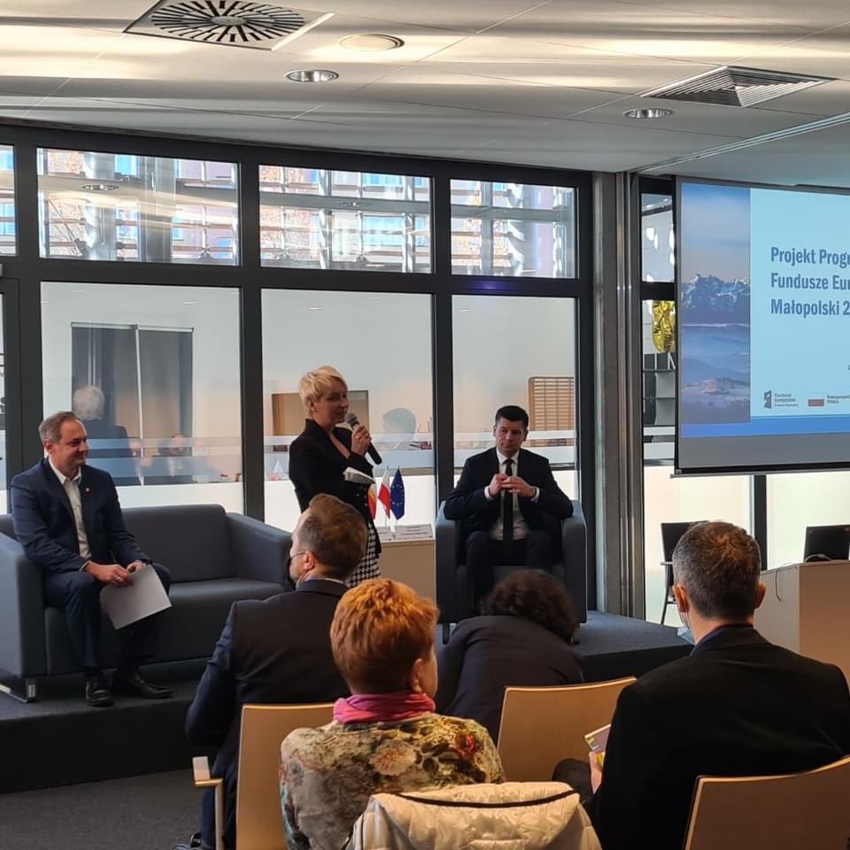 Smolka_Lukasz's tweet photo. Dziś brałem udział w konsultacjach projektu Programu Regionalnego Fundusze Europejskie dla Małopolski 2021-2027 w Oświęcimu wspólnie z Marszałek #Iwoną #Gibas.
Dziękujemy za konstruktywne spotkanie!🤝
#PracujemydlaMałopolski 🇵🇱💪 https://t.co/u7N8bDutpL