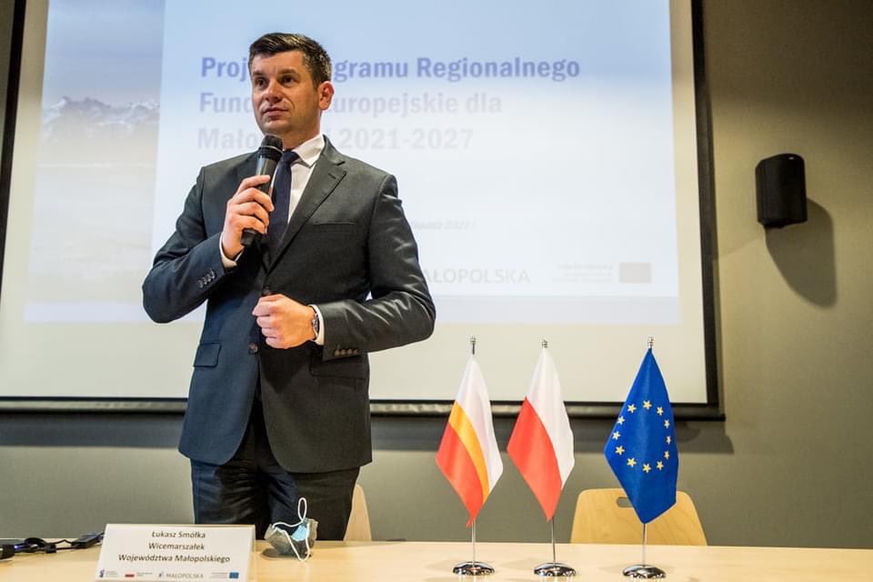 Smolka_Lukasz's tweet photo. Dziś brałem udział w konsultacjach projektu Programu Regionalnego Fundusze Europejskie dla Małopolski 2021-2027 w Oświęcimu wspólnie z Marszałek #Iwoną #Gibas.
Dziękujemy za konstruktywne spotkanie!🤝
#PracujemydlaMałopolski 🇵🇱💪 https://t.co/u7N8bDutpL